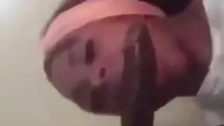 فتاة سمراء تُضاجع: تئن بصوت عال في غرفة فندق إكس إكس إكس