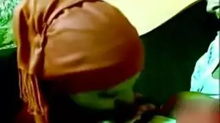 مثلية ساخنة ثلاثية تأكل فرج في عربة تسوق