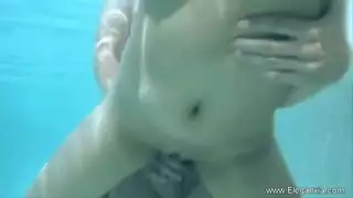 سكس فاقعت الجمال في المسبح