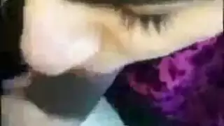 تعري علني: فتاة ممتلئة في ساري تخرج ثدييها