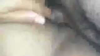 زوجة وقحة تفاجئ صديقًا بجنس ثلاثي مع امرأتين