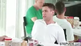 مص زب تحت الطاولة الاكل