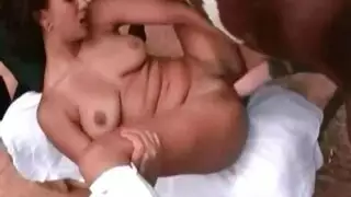 إمرأة تناك حصان