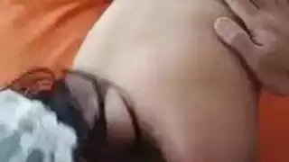 مراهقة البيكيني الأزرق يتم ضرب فرجها بقوة