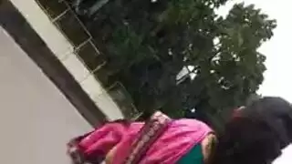 سمراء جامحة تبرز ثدييها وكسها ثم تختنق بقضيب صديقها