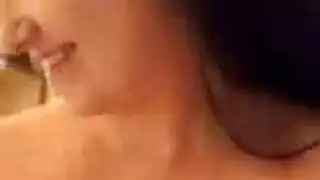 تفتح خديها الضيقتين لقضيب إباحي سميك