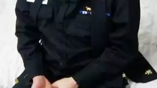 جندي في الزي العسكري يملأ كسها بالسائل المنوي