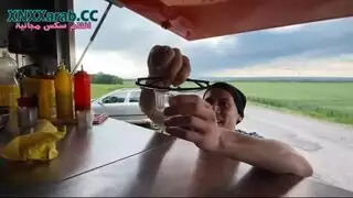 إباحية علنية صريحة: جلسة نيك سريعة في الخارج