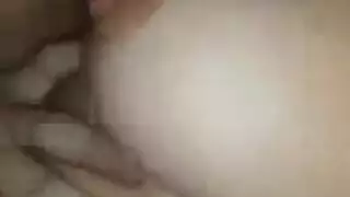 كس وحلق الفاتنة الروسية الهواة يتم تدميرهما في جلسة جنس على الأريكة