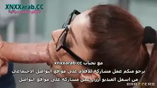 الممرضات يشاهدن الطبيبة تعطي علاج المص العميق