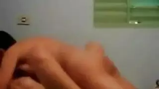 فتاة صغيرة مارس الجنس في المرح العام في الصب بين الأعراق