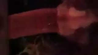بريطانية تُصور وهي تمص قضيب جارها بشهوة