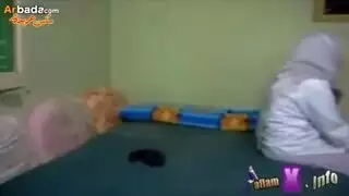 طالب ثانوى جاب صحبتو الشقة وفتحا