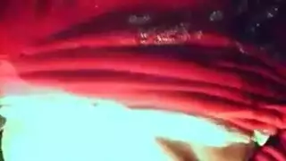 جميلة صينية تعطي عامل التوصيل إكرامية خاصة بفمها