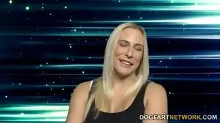 بنت مربوطة وعارية