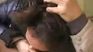 شخصيات أمومية فاجرة تُهيمن عليها في مشهد جنس خشن