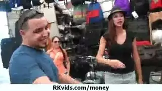 كس صغير يتمدد ويضرب حتى الحد الأقصى