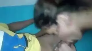 امرأة سورية منحنية في وضعية كلابية شديدة