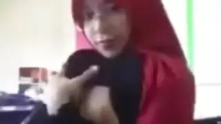 بنت وهي بتضرب السبعه ونص