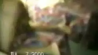 مصفف الشعر المشاغب يعطي facial في الحلق العميق