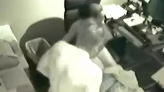 فتاة مراهقة نحيلة تتعرض للاتساع لأول مرة بعد جماع عنيف بموضوع الصقر
