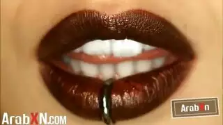 تستغل صديق ابنها الذي كان يراقبها بين الأشجار لينيكها