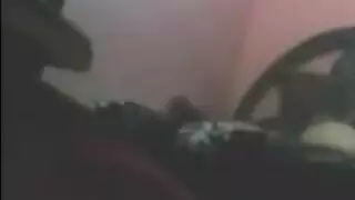 ربة منزل شرموطة تأخذه بقوة وتئن مع كل دفعة