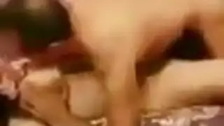 عربي ذو قضيب كبير يضاجع عاهرة طماعة في مشهد إباحي