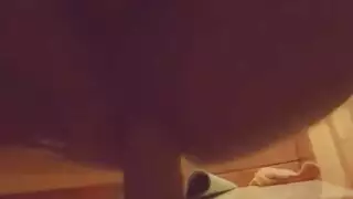 لارا تمتلئ بقضيب مطاطي عملاق