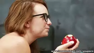 الطالب ذو الصدور الصغيرة يتوسل إليه أن يمارس الجنس معها أعمق