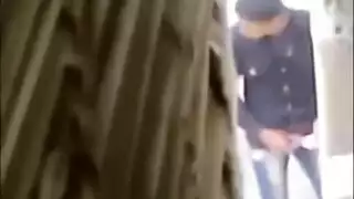 في الخدمة وفي العمق: ضابط يمارس الجنس السري على السلالم
