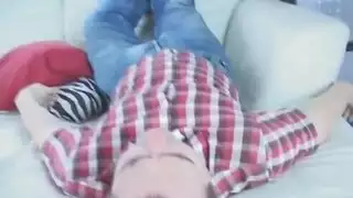 عاهرتان تخنقان عذراء بثديهما الكبيرين ومؤخرتهما