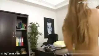 تلعق المؤخرة ثم تأخذ عدة قذفات داخلية