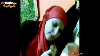 عاهرة محجبة تدمر مهبلها الضيق