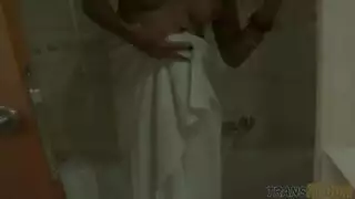 يفرغ حمولته في حمامها في كل مرة