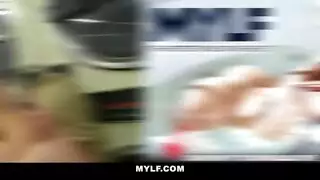 عاهرتان رائعتان في جنس جماعي صريح
