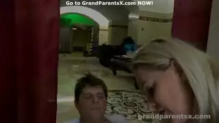 شقراء تصبح مليئة بالسائل باستخدام خيار كلعبة جنس