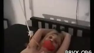 امرأة أنيقة ذات شعر داكن وبشرة شاحبة ، تمارس أليكسيس فوكس الجنس مع موكلها