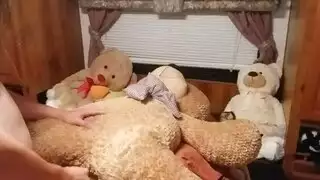 متعة جماعية لدمية عاهرة تملأ الثقوب حتى النهاية