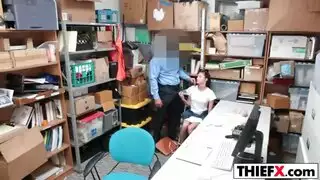 شقراء ضخمة الثدي تحب أن تُنكح في مشاهد مرتجلة