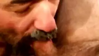 اللعنة مع اللص ن الحلق تبدو مثيرة للاشمئزاز