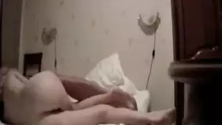 سكس سحاقي: أميلف تحلق ثم يتم تفحيط كسها المبلل من صديقتها المراهقة