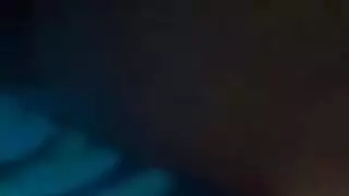 خلعت جوسي فستانها وتمتص عصا اللحم الضخمة لرجل