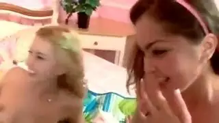 ضعف المتعة: ليكسي وبريت في علاقة جماعية خشنة