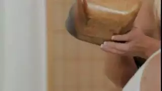 مدلكة داعرة تجبر موكلها على أكل كسها بعنف