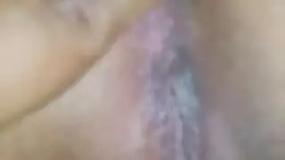 مراهقة قانونية تندفع سوائلها على قضيب رجل أكبر