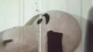 شقراء بنظارات كبيرة تدفعه إلى هزة جماع شديدة
