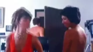 تحب سيدتان رائعتان اللعب مع بعضهما البعض ، من حين لآخر