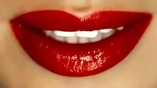 فتاة صغيرة تُمتع ثلاثة ممثلين إباحيين