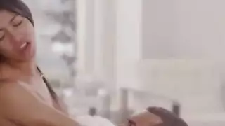 فتاة سمراء تمتلئ جميع فتحاتها بقضيبين كبيرين صلبين
